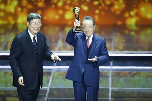 北京最大包租公！在国贸拥有154个足球场大的商铺，只因一个爱国善举，如今换来800亿身家！